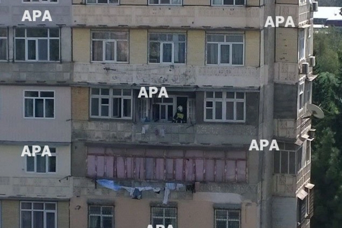 В Баку в жилом доме произошел пожар