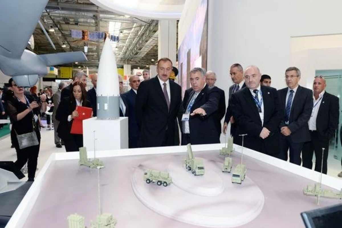 Президенту Ильхаму Алиеву подарили пистолет на выставке оборонной промышленности