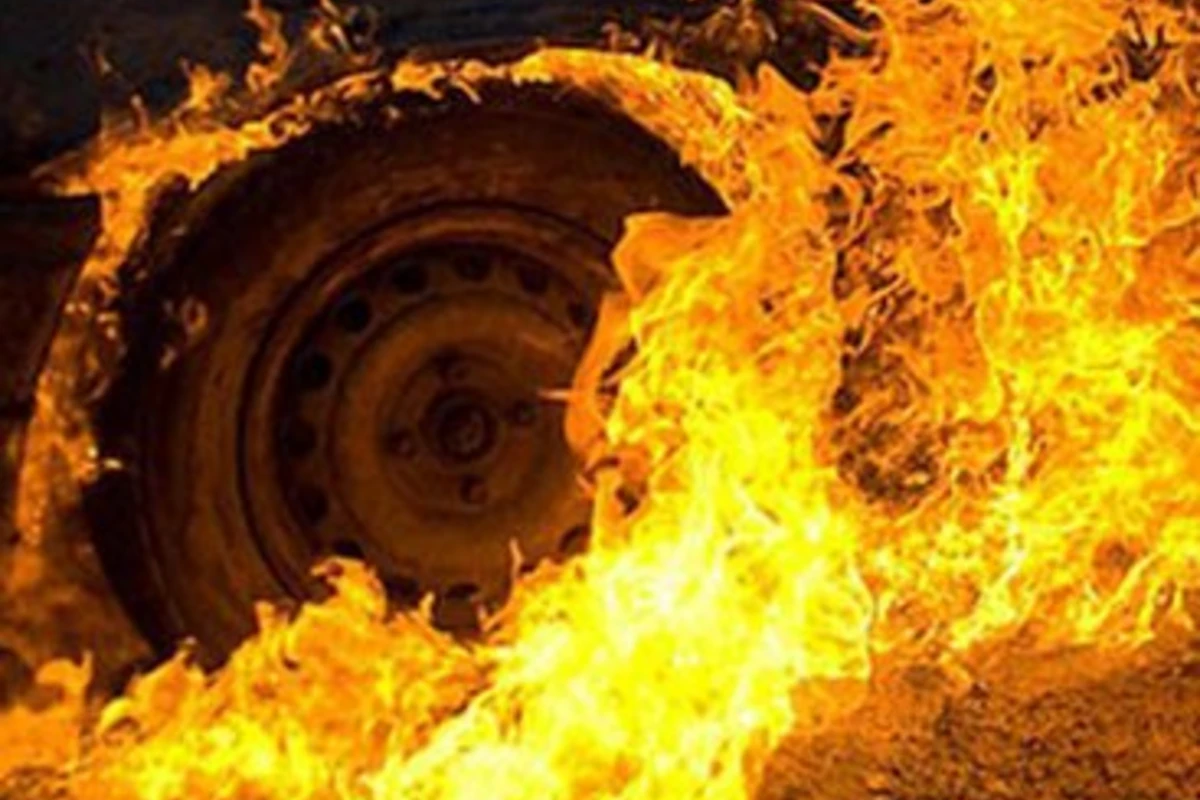 В Баку сгорел автомобиль