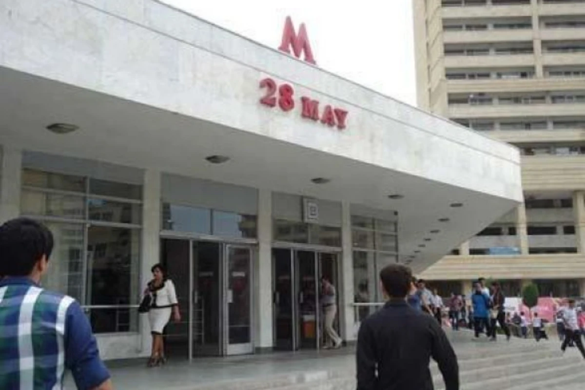 Вход на станцию метро 28 Мая в Баку по-прежнему закрыт