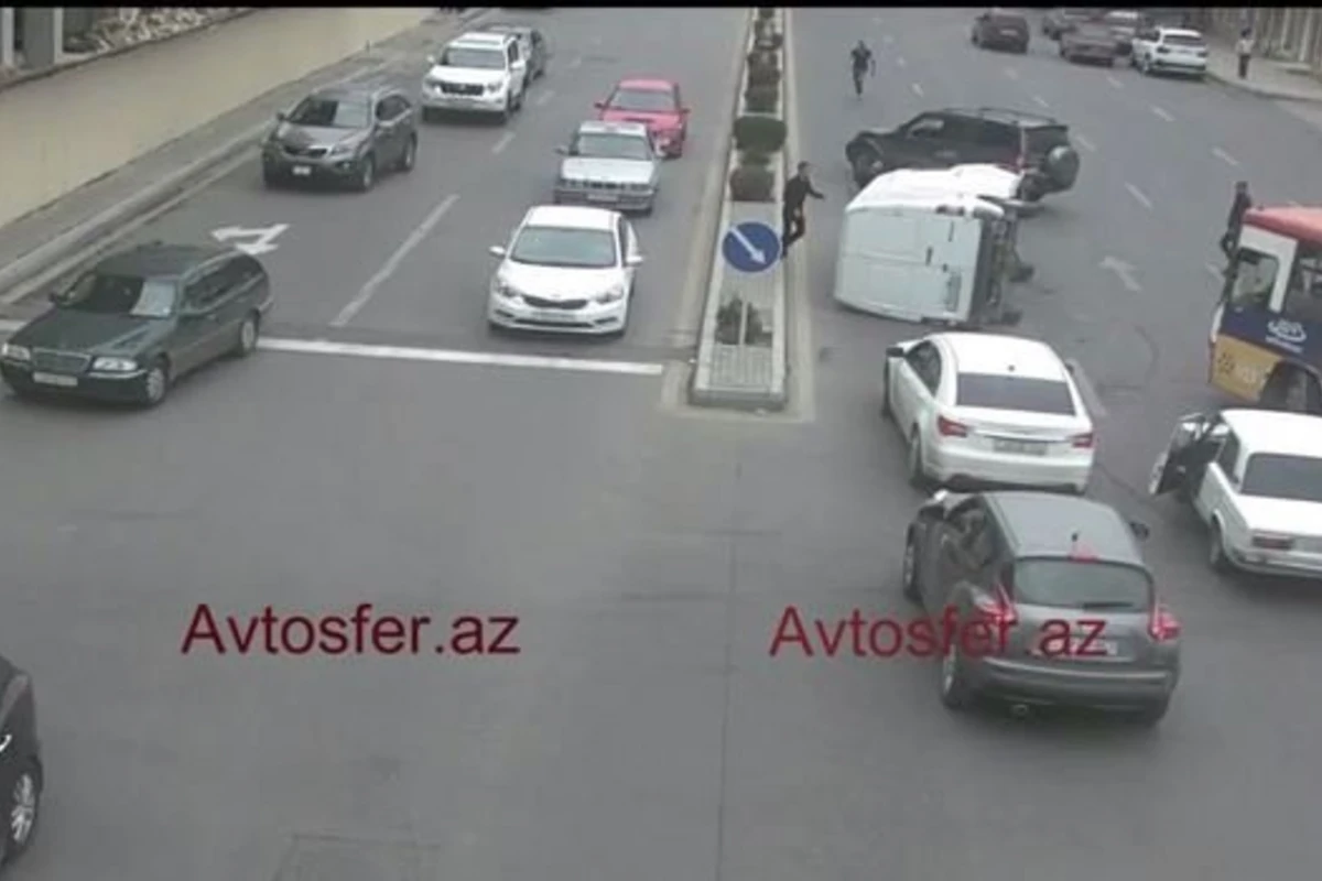 В Баку автобус, пролетев на красный свет, совершил тяжелое ДТП (видео)