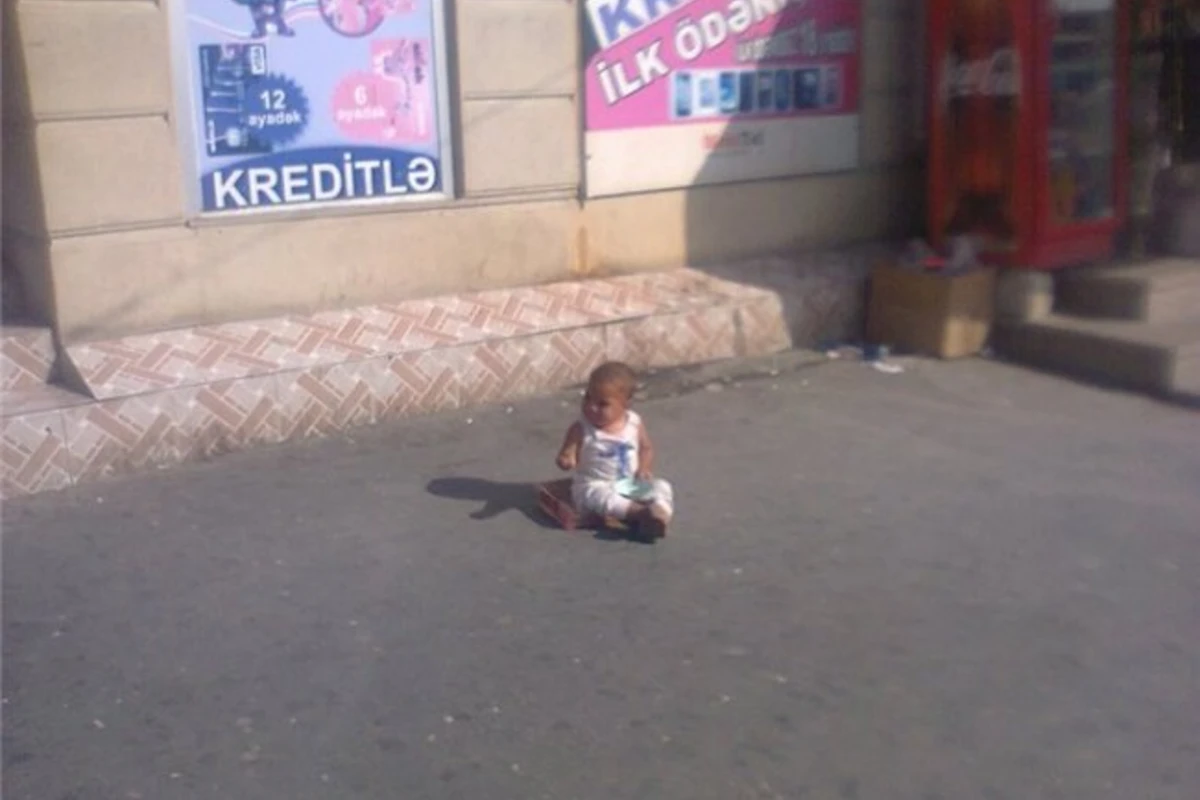 В Баку полуторагодовалого ребенка заставляют просить милостыню
