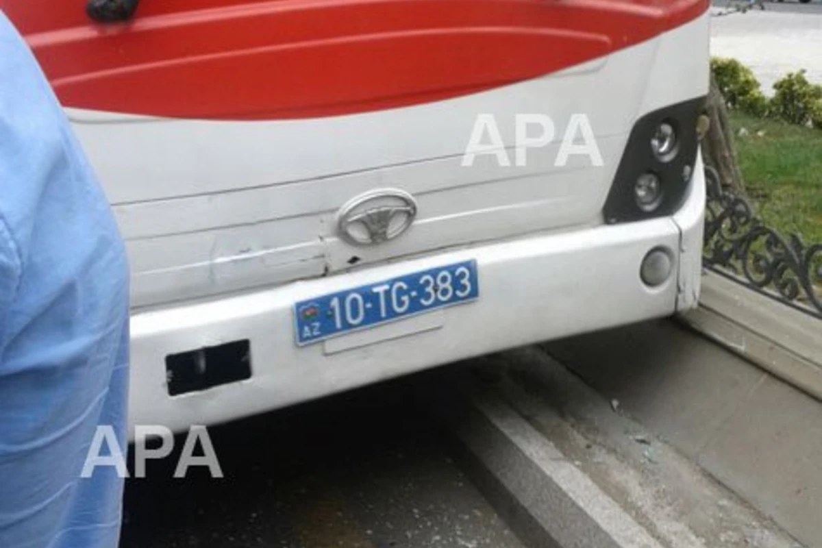 В Баку, устроив гонки, столкнулись пассажирские автобусы