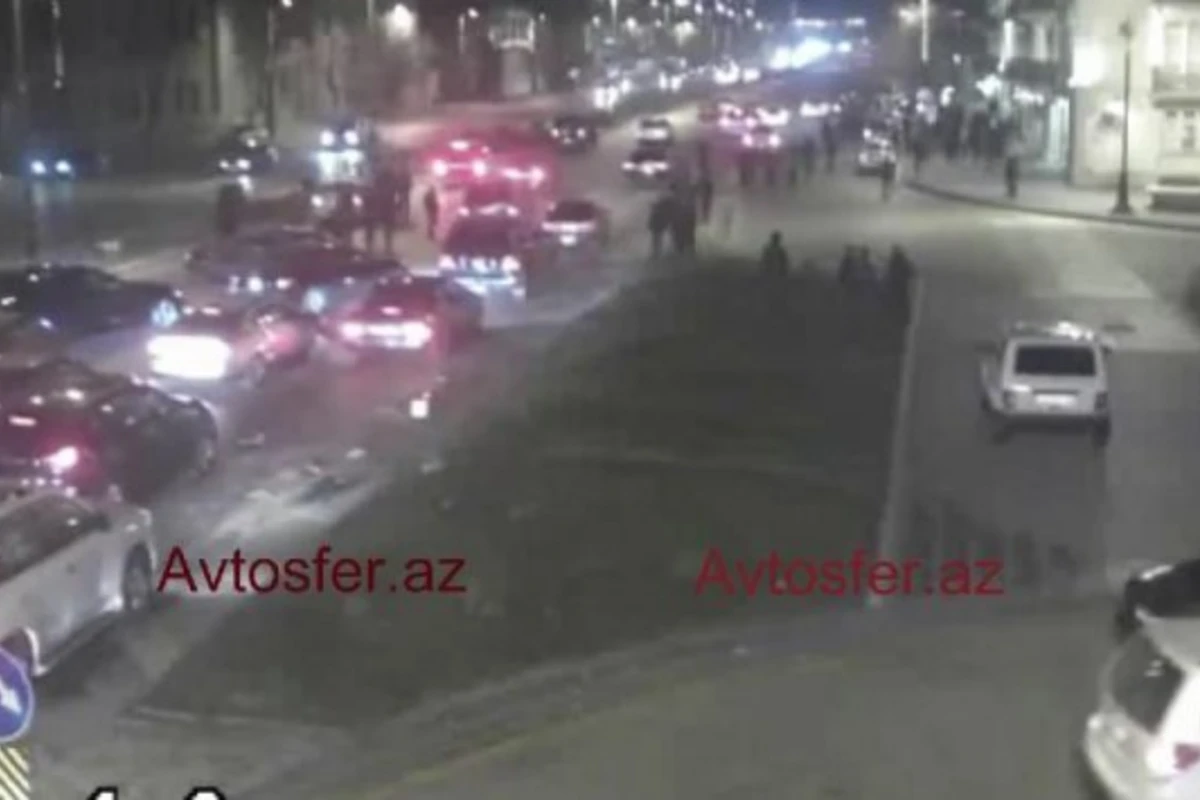 Смертельная гонка автохулиганов в Баку привела к ДТП (видео)