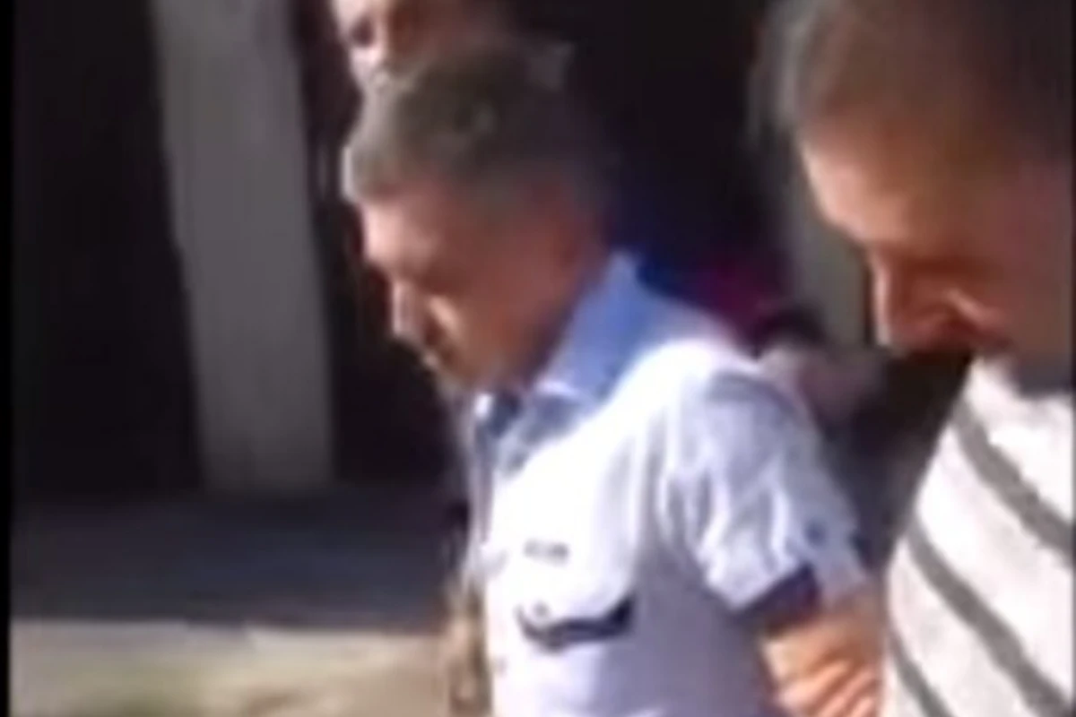 В Украине еще одного чиновника выбросили в мусорный ящик (видео)