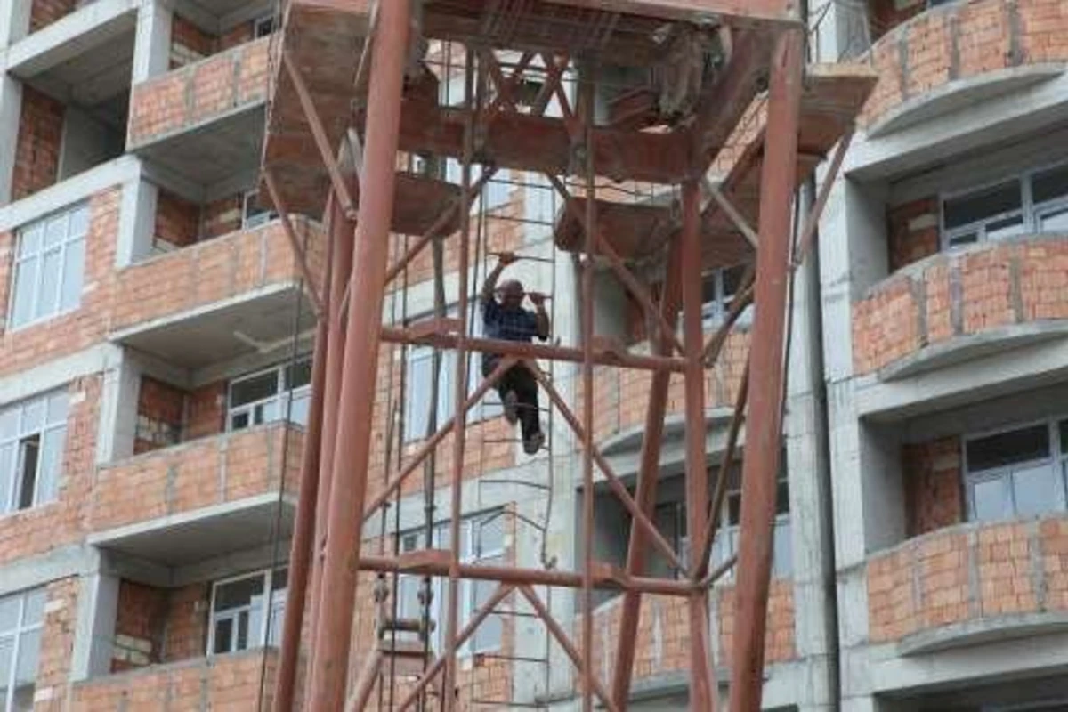 В Баку приостановили строительство двух новостроек