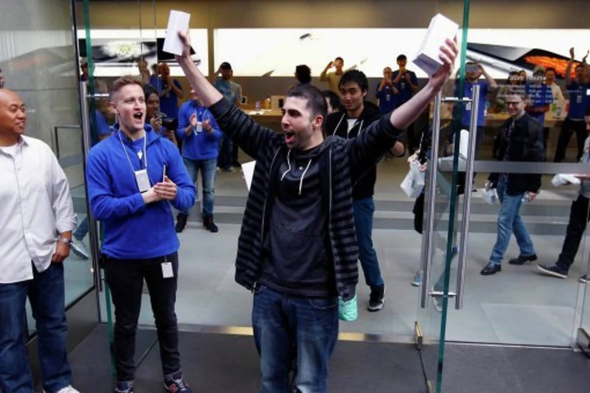 Первый покупатель iPhone 6 в Австралии уронил его, выйдя из магазина (видео)