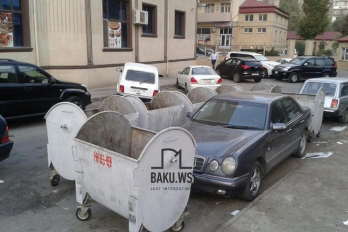 В Баку мусорщики продолжают  наказывать водителей
