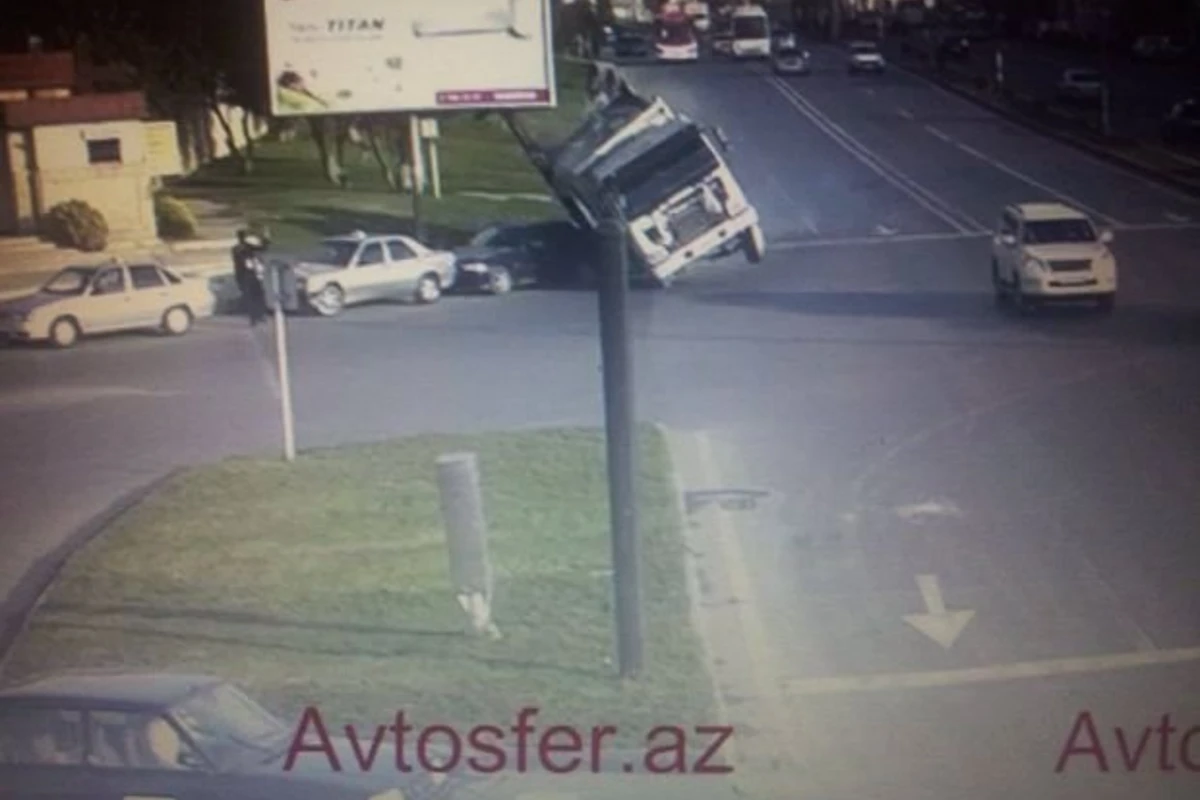 В Баку грузовик перевернулся на 3 автомобиля (видео)