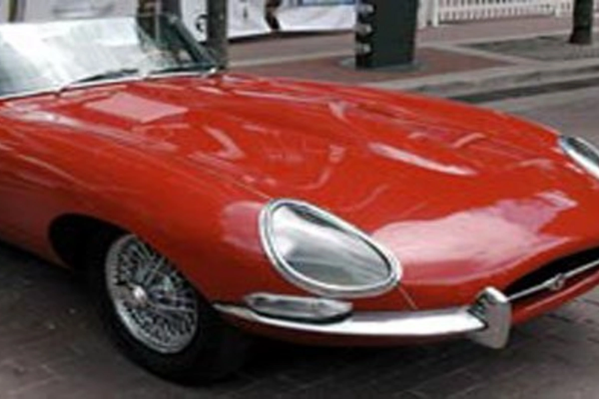 Украденный 46 лет назад Jaguar нашли и передали его хозяину