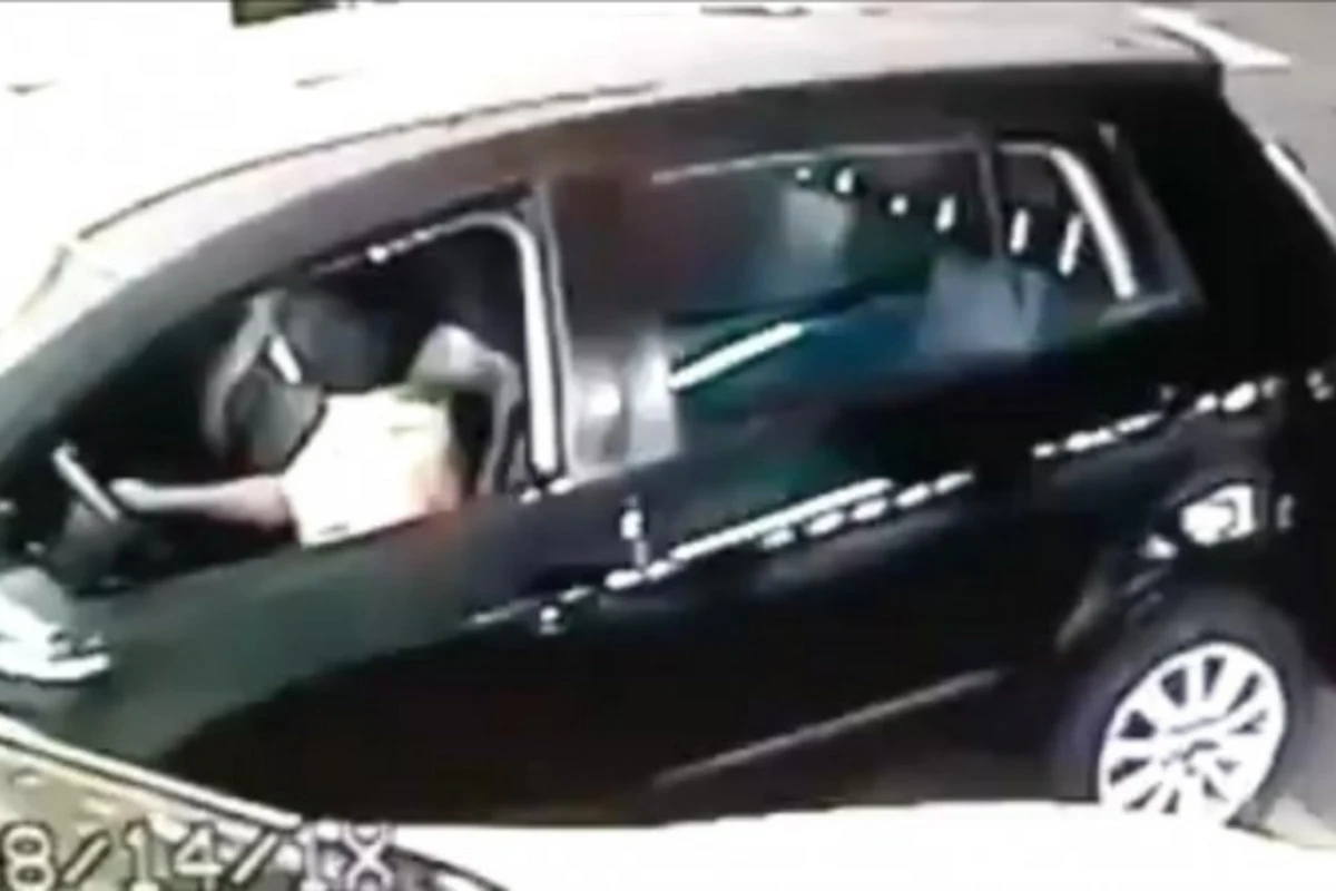 В Баку женщина скрылась с парковки, повредив чужой автомобиль (видео)