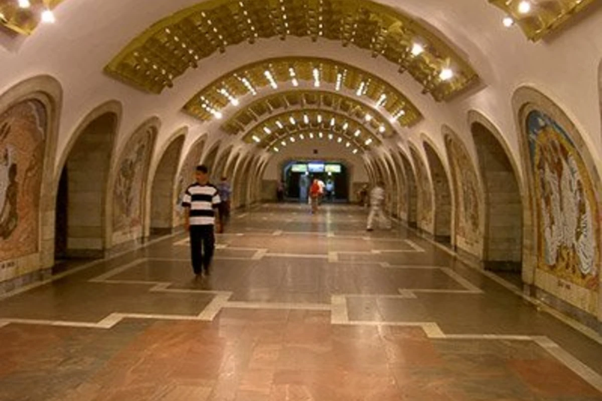 В бакинском метро пассажиров эвакуировали из поезда