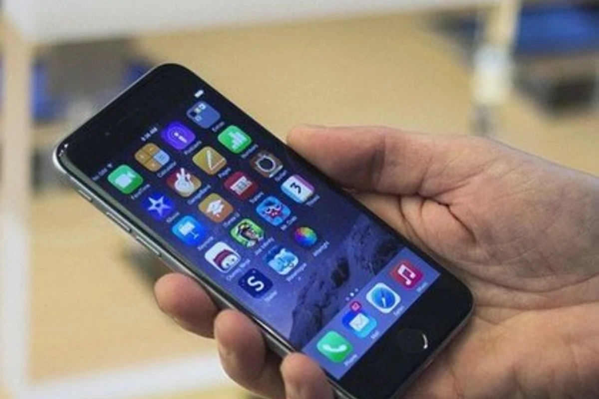 Iphone 6 сломался под давлением рук (видео)