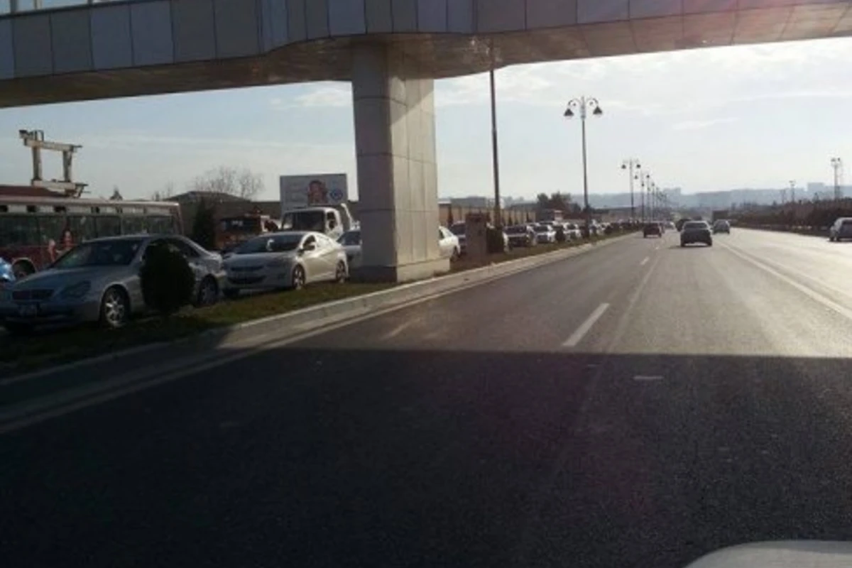 Утренняя пробка длиною в пять километров в Баку