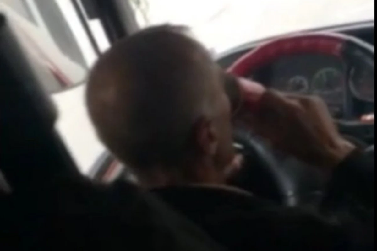 В Баку водитель автобуса подвергает жизнь пассажиров опасности (видео)