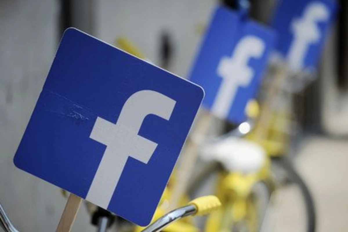 Соцсеть Facebook позволила вставлять стикеры в комментарии
