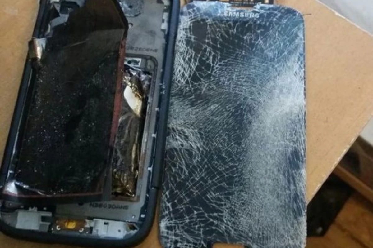 Смартфон Samsung Galaxy S4 взорвался и ранил владельца