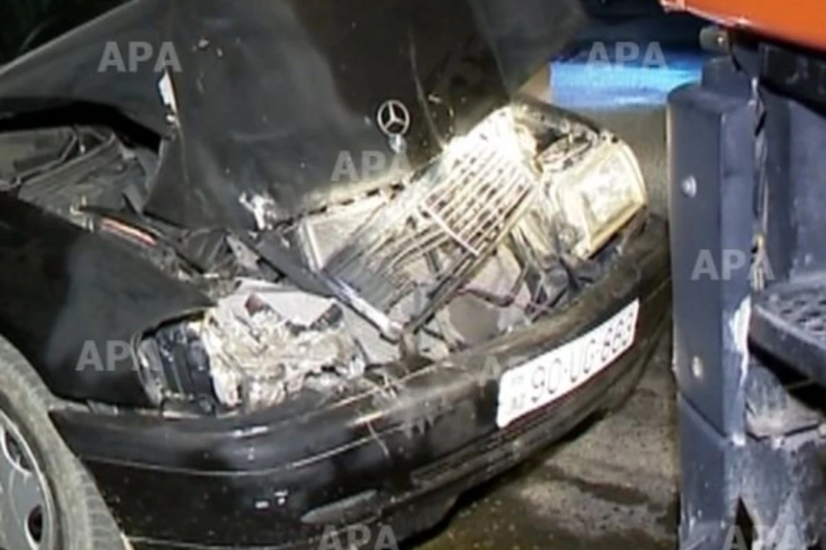 В Баку мусоровоз врезался в Mercedes