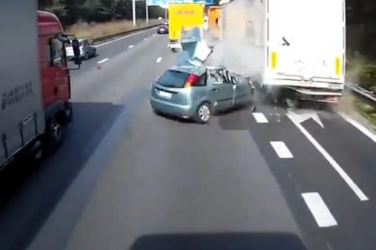 Бельгийка на Ford Focus выжила после столкновения с двумя грузовиками (видео)