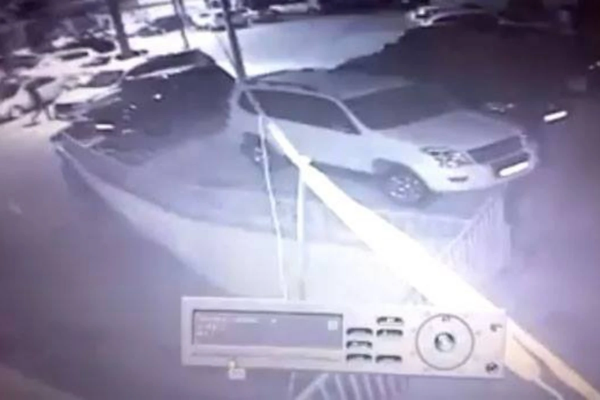 В Баку камера наблюдения зафиксировала кражу госномера с автомобиля  (видео)