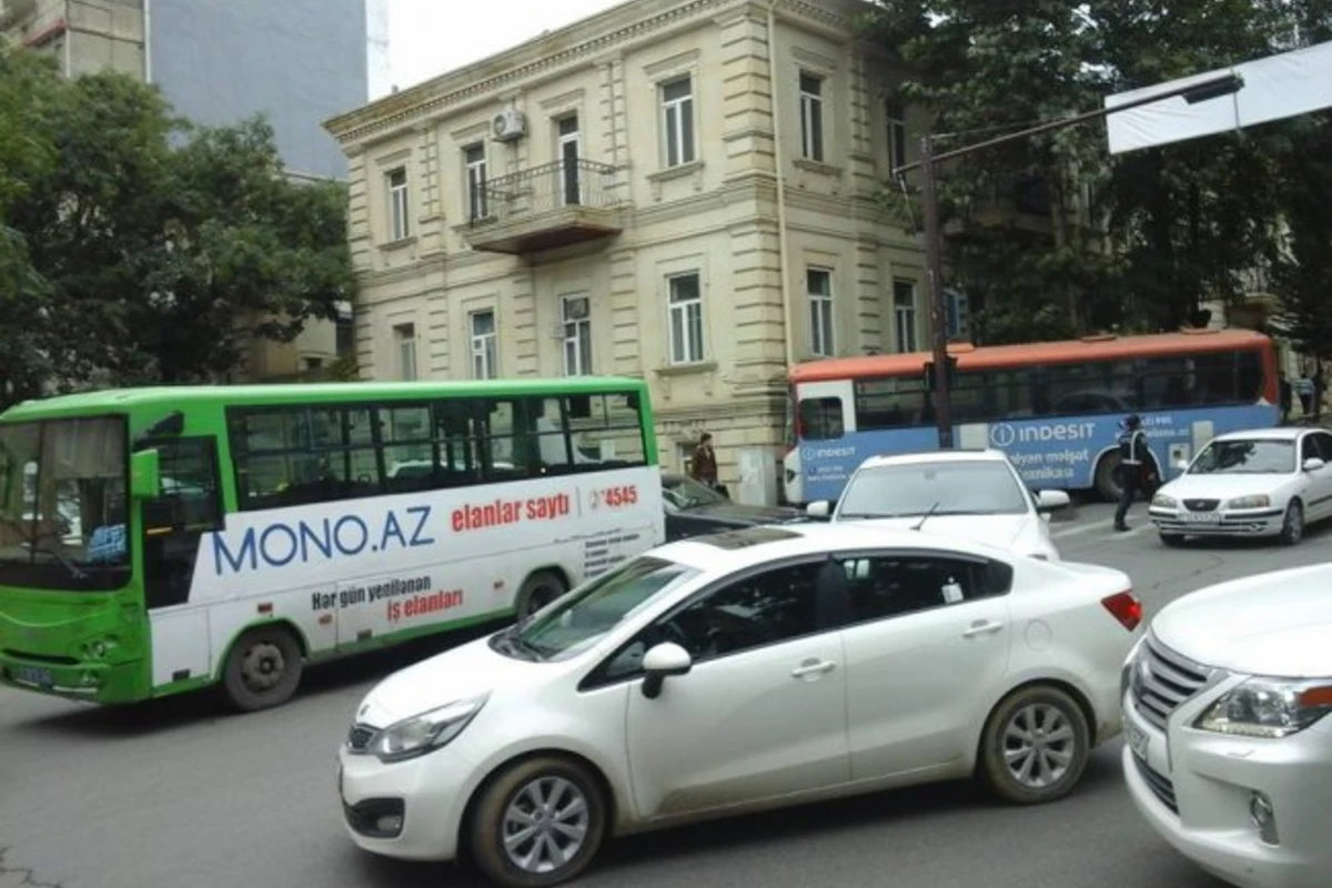 В Баку автобус врезался в здание