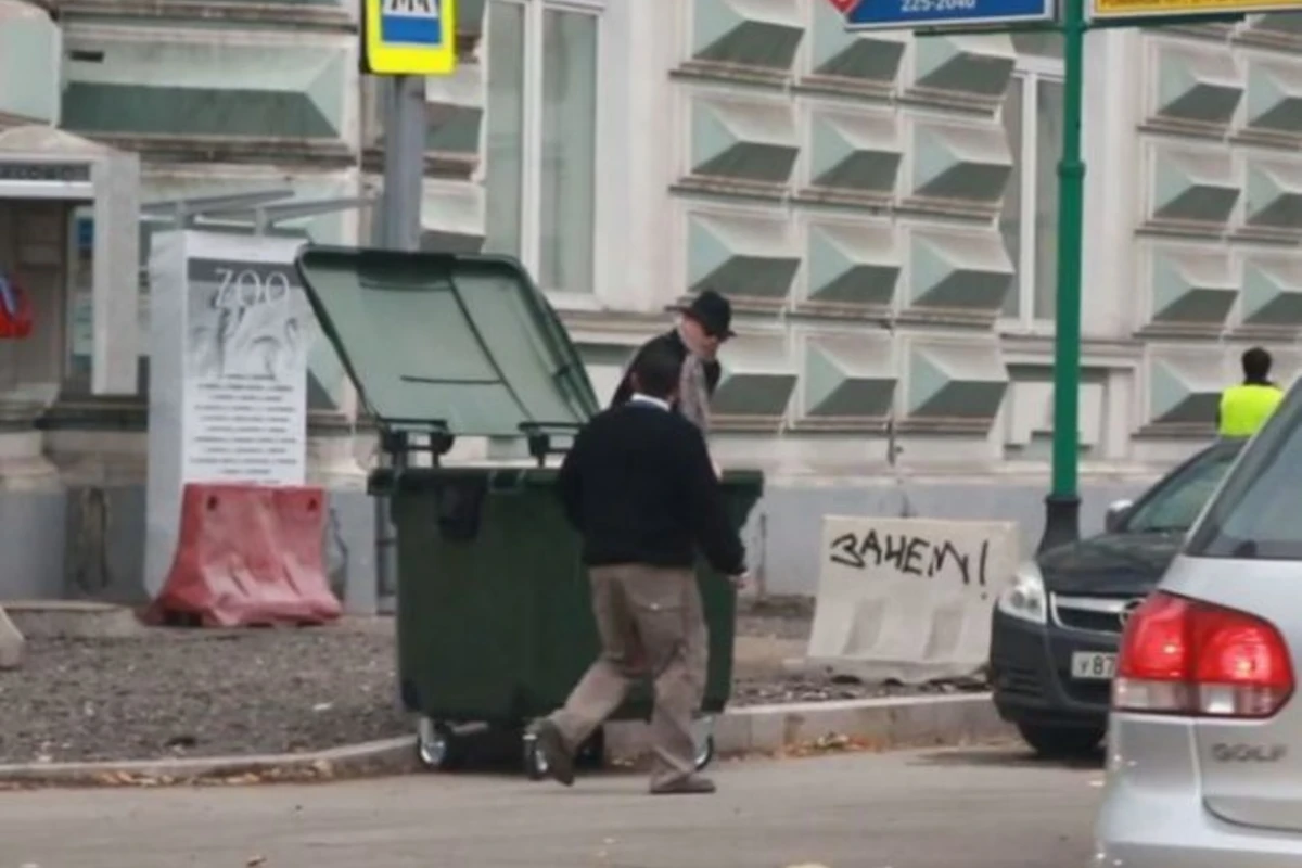В Москве неизвестные бросили Макаревича в мусорный бак (видео)