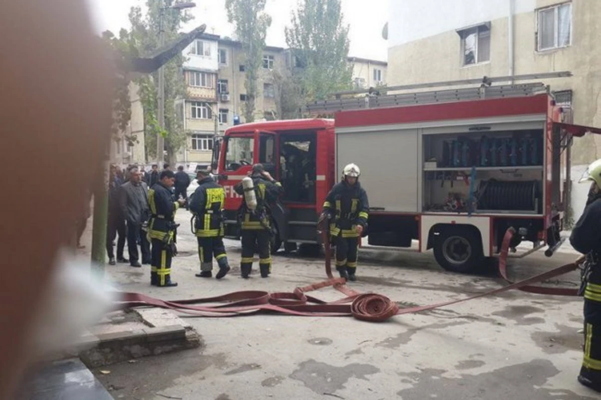 В Баку горит жилое здание