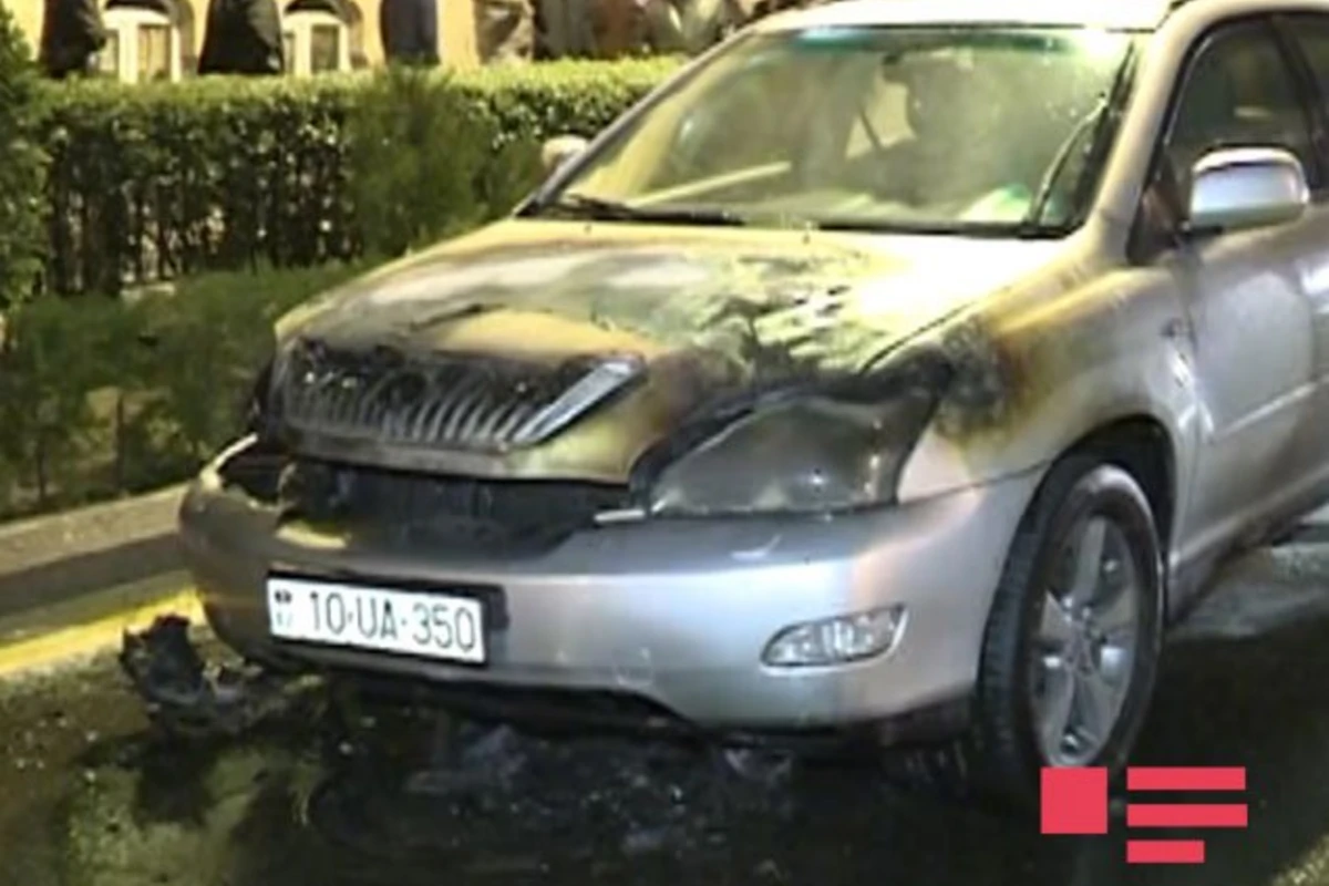 В Баку женщина спаслась из горящего автомобиля