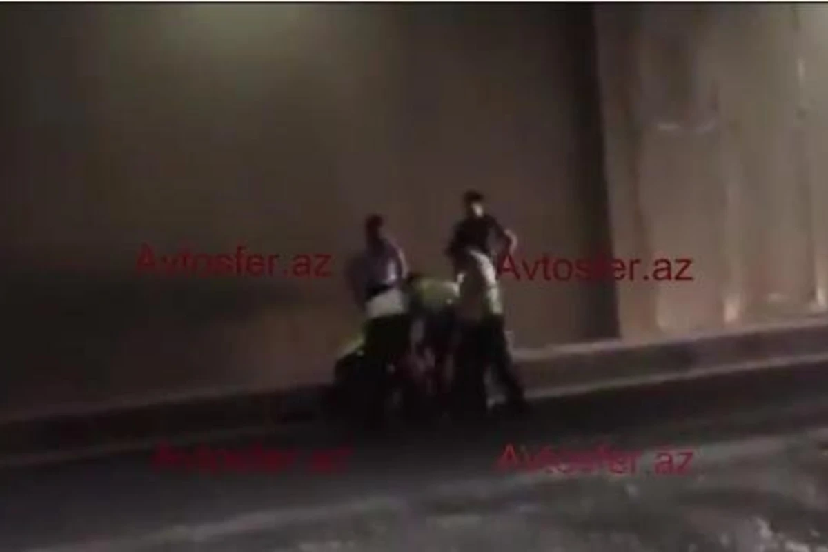 В Баку сотрудники дорожной полиции скрутили и увезли автохулигана (видео)