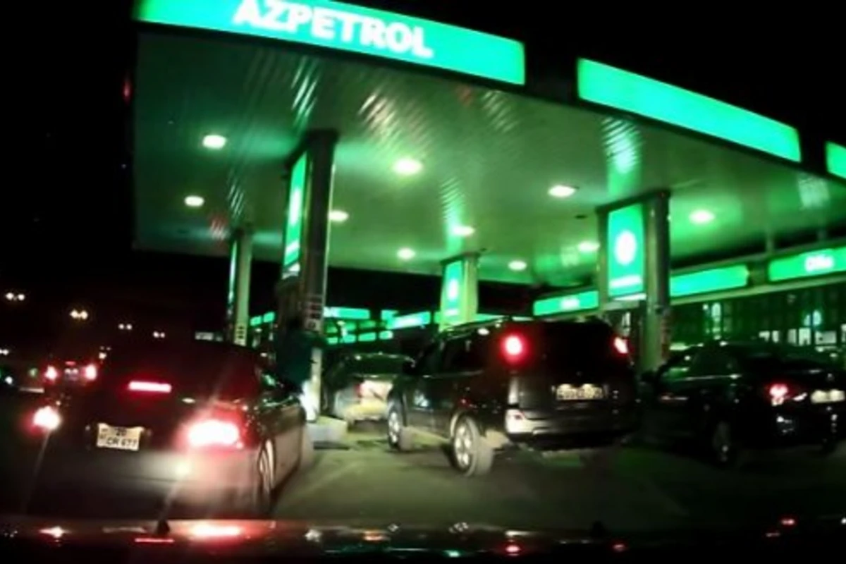 В Баку водитель едва не устроил взрыв на автозаправке (видео)