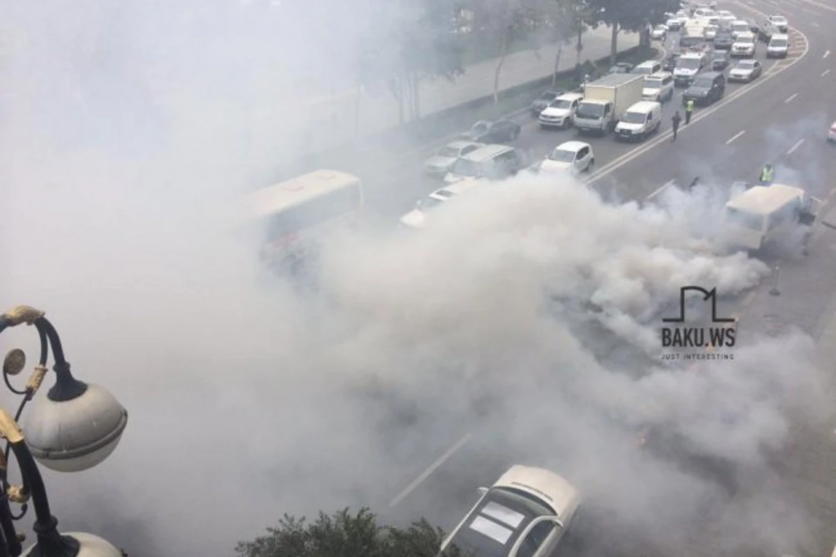 В центре Баку сгорела машина