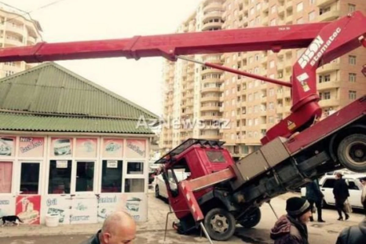 В Баку опрокинулся автокран