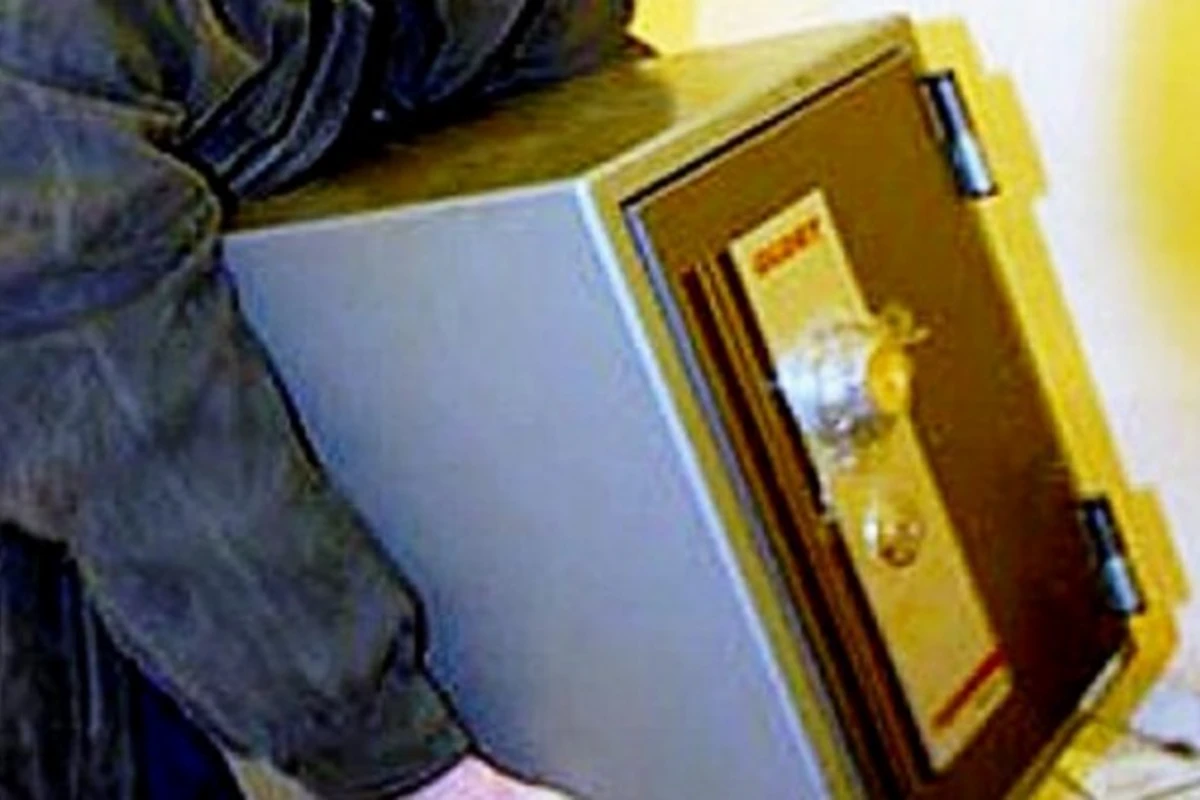 В Баку из кабинета начальника украли сейф с деньгами