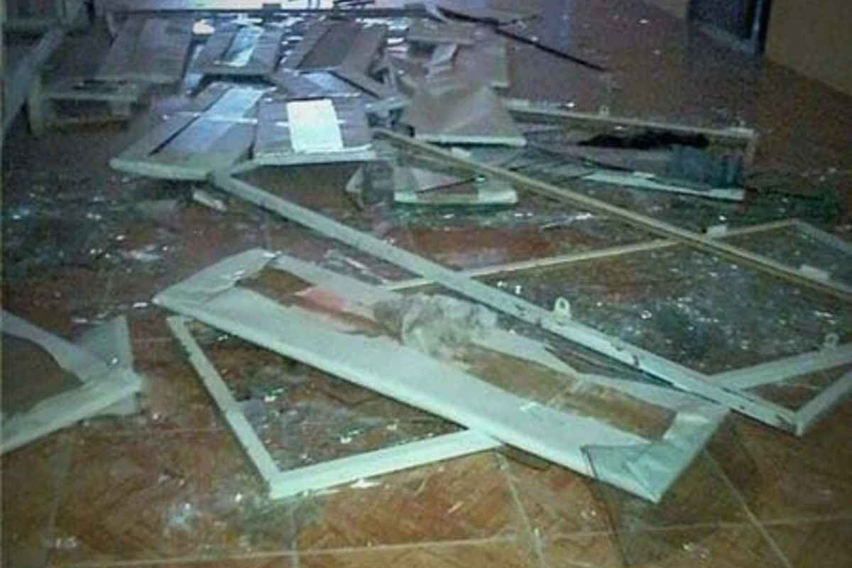 В бакинском колледже студентки пострадали, протирая стенд