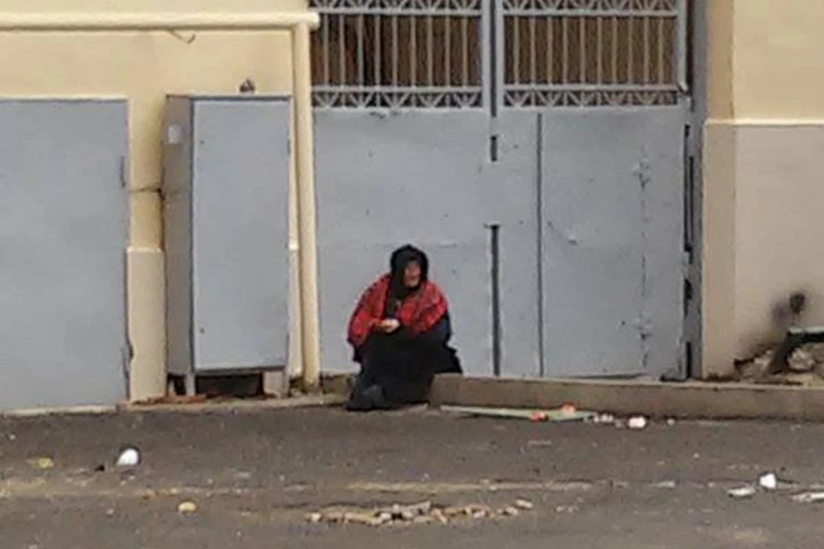 Пожилой женщине, живущей на улице в Баку, требуется помощь