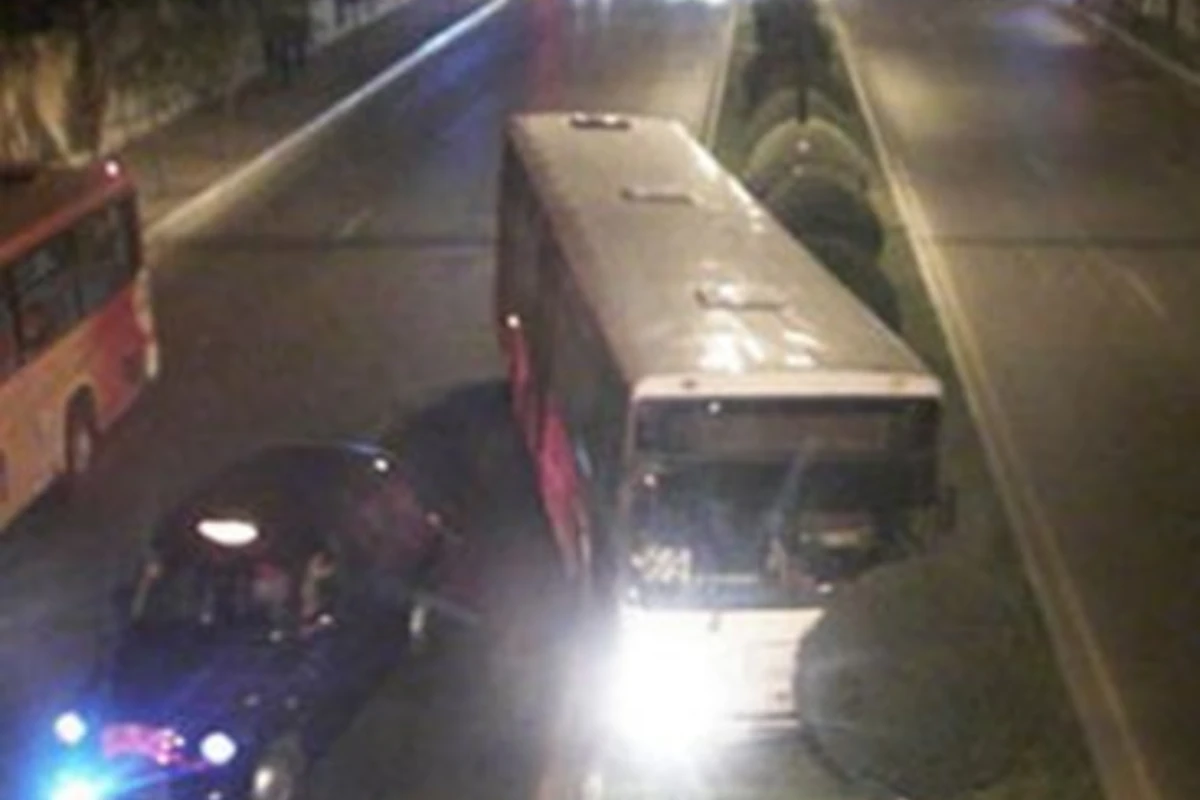 В Баку автобус столкнулся с автомобилем