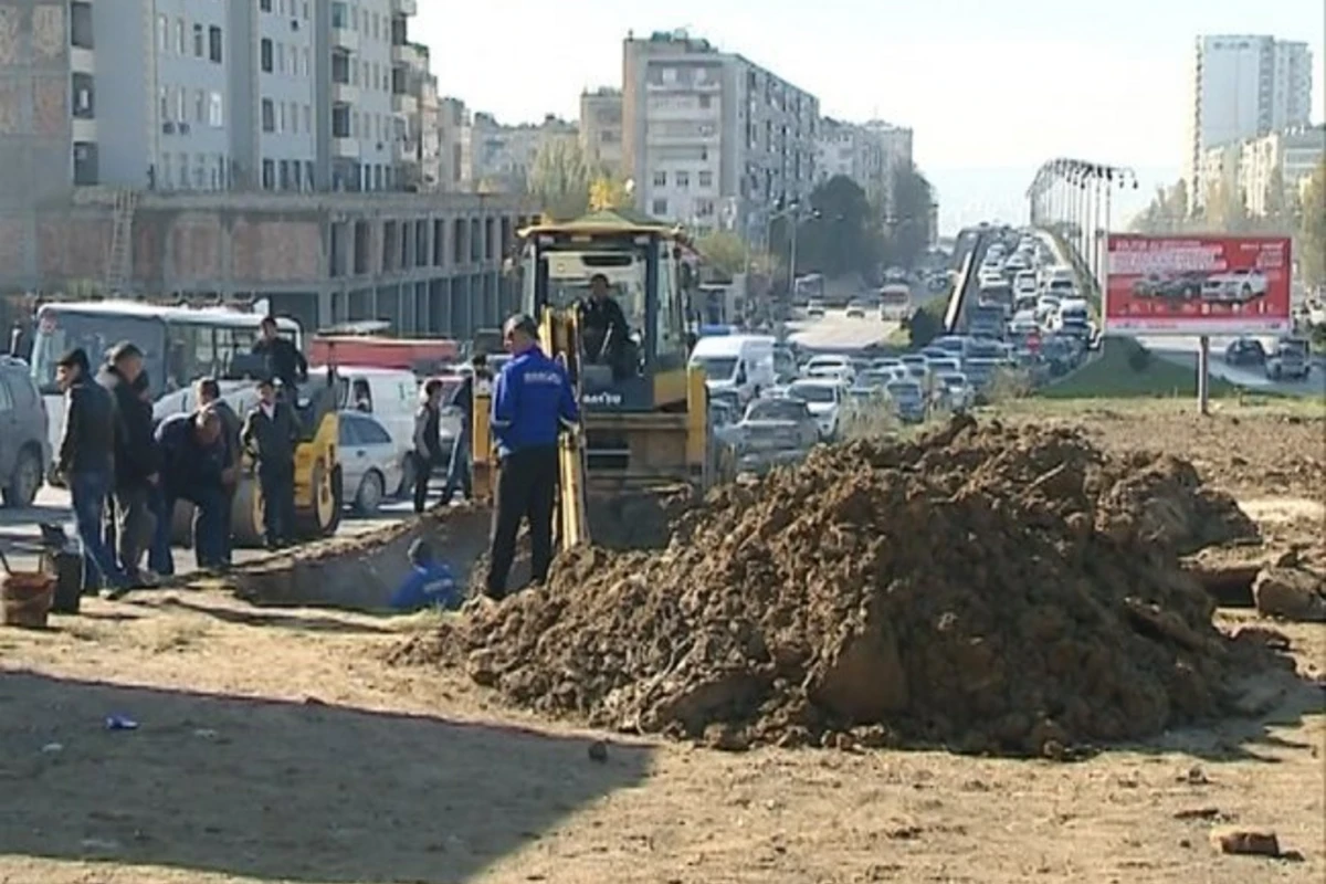 Проседание дороги в Баку произошло не из-за водопроводных труб - Азерсу