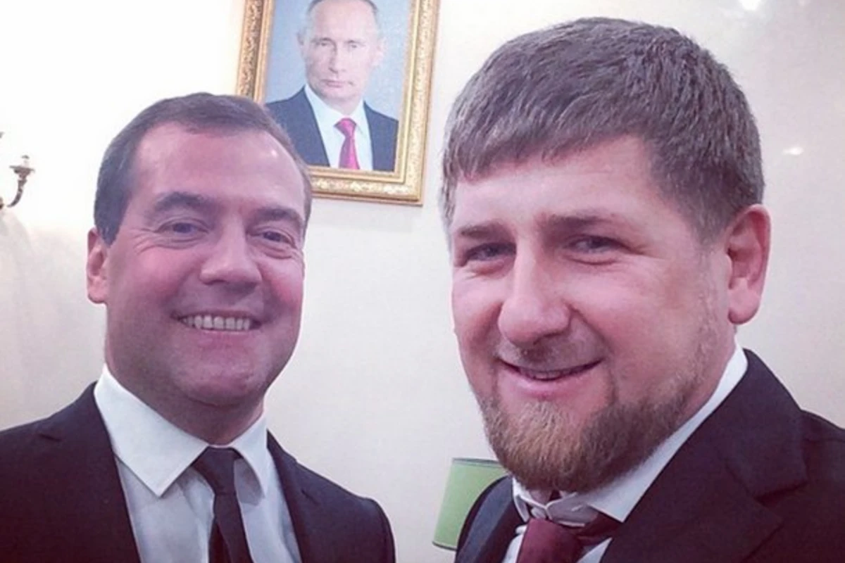 Кадыров и Медведев сделали селфи с Путиным