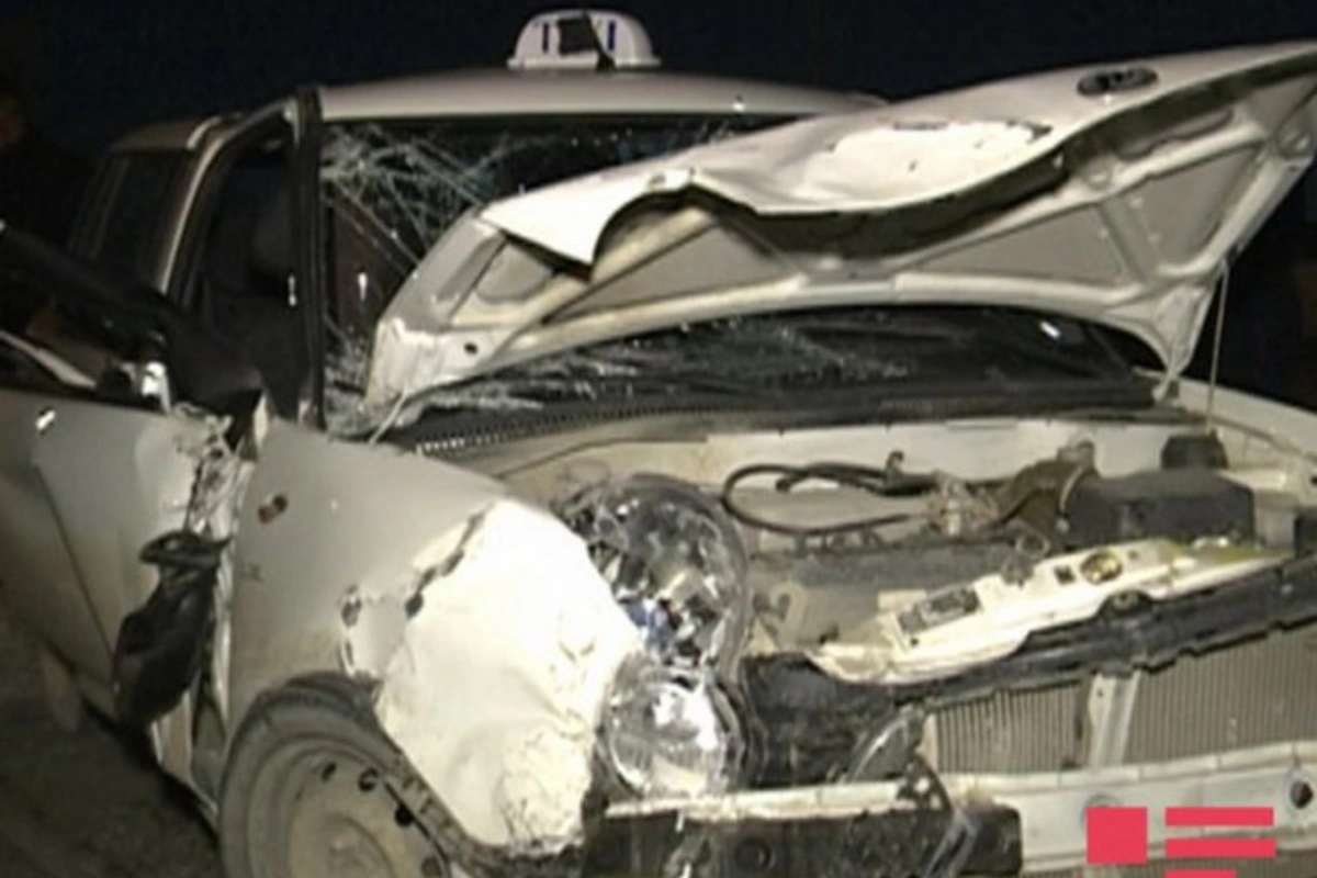 В Баку Mercedes врезался в такси, есть пострадавшие