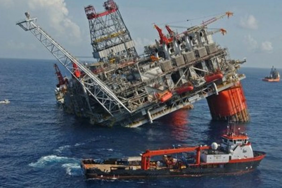 В Азербайджане обрушилась эстакада между нефтяными платформами, есть погибший