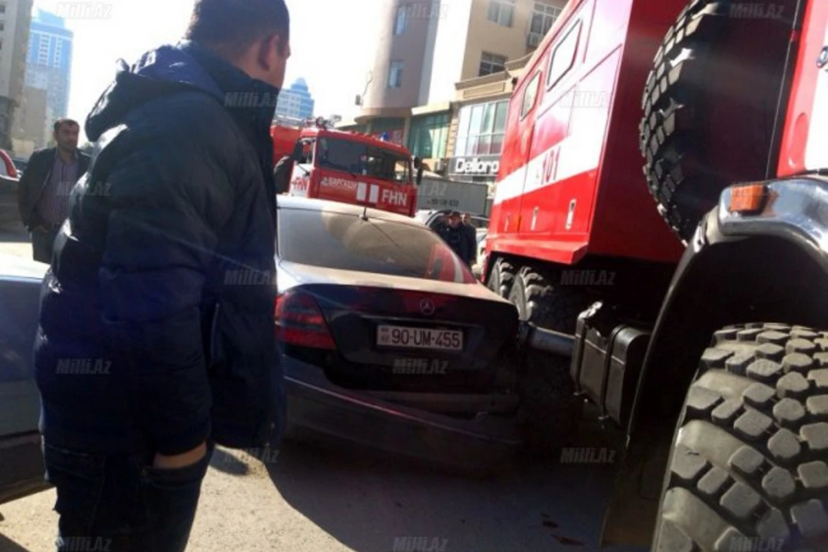 В Баку машина пожарной охраны раздавила Mercedes