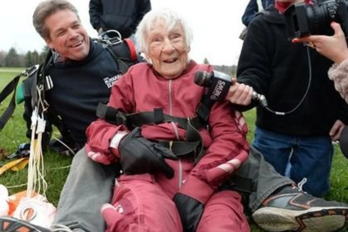 Жительница Нью-Йорка отметила свое 100-летие прыжком с парашютом (видео)