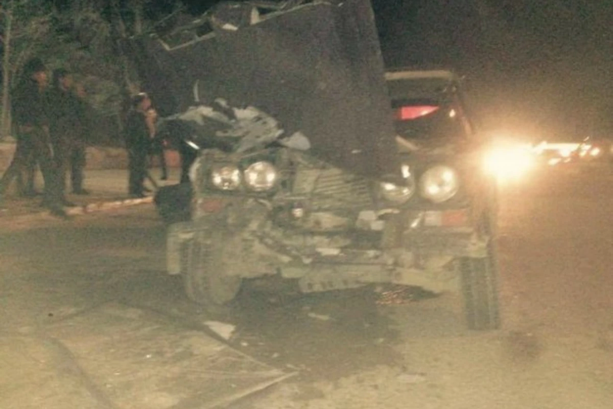 В Баку автомобиль врезался в автобус, есть погибший