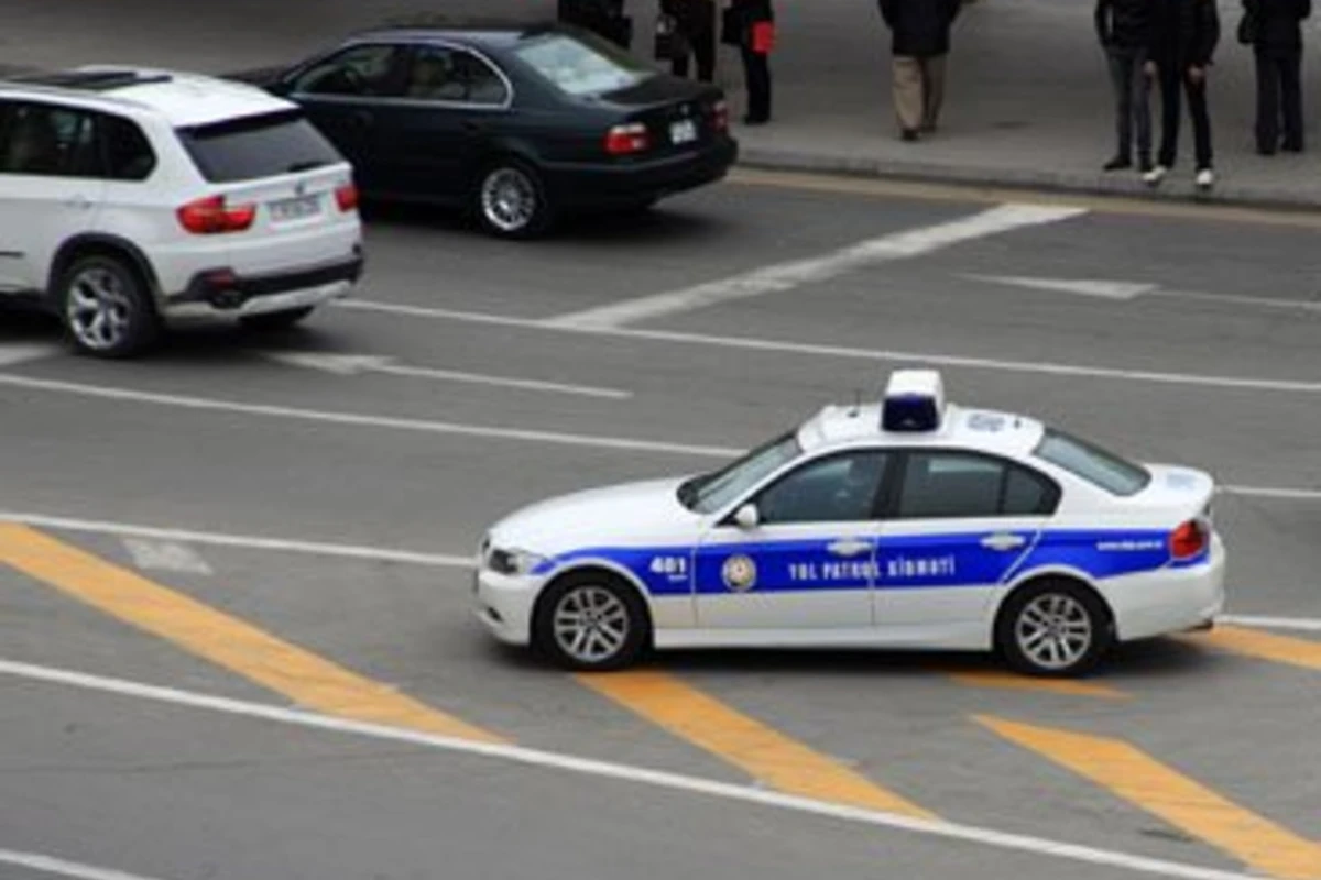 В Баку водитель, зажав руку полицейского в двери автомобиля, протащил его по асфальту
