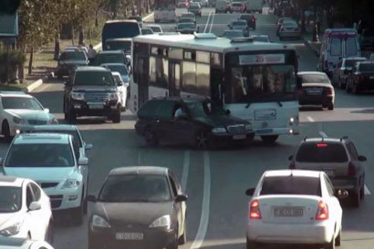 В Баку пассажирский автобус протаранил Mercedes