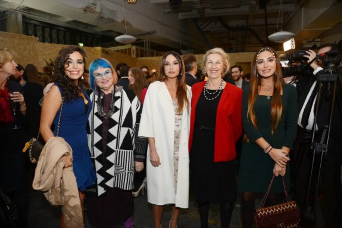 Мехрибан Алиева с дочерьми на открытии выставки в Лондоне