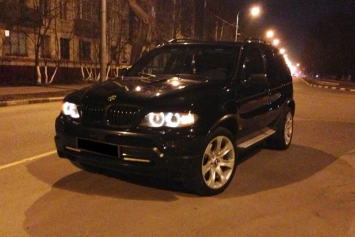Bakıda “X5”-in sürücüsü polisi kəmərindən tutaraq itələyib və yerə yıxıb