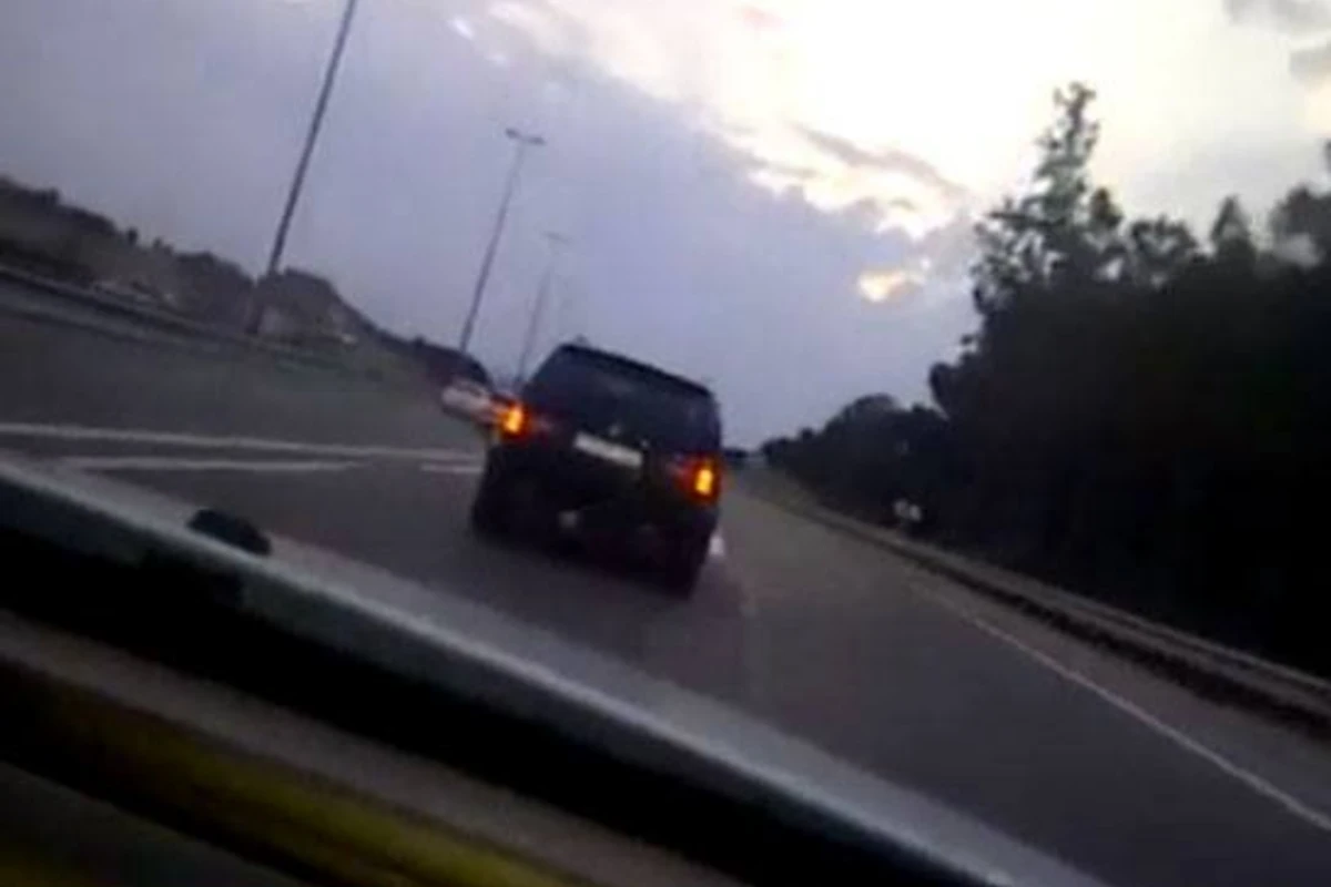 В Баку лихачи на «Mercedes» и «BMW» устроили смертельную гонку на трассе (видео)