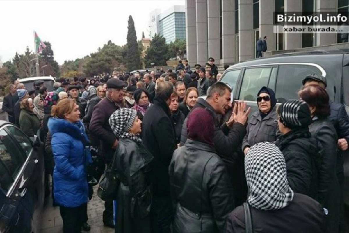 Перед Милли Меджлисом проводится акция протеста