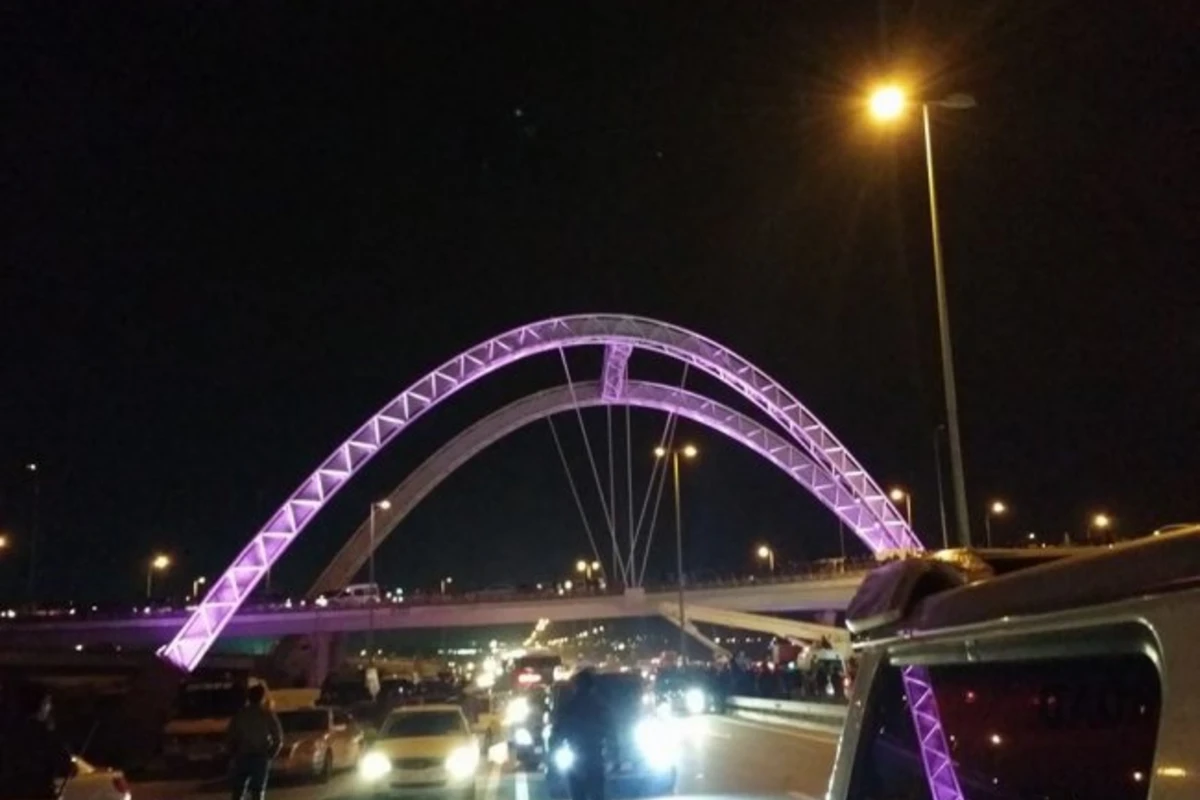 Bakıda körpüyə çıxan şəxs intihar edəcəyini deyir